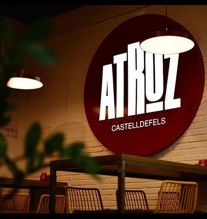 Comedor de ATROZ con el logotipo en la pared